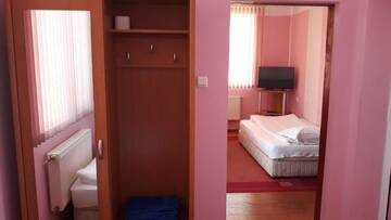 Фото номера Трехместный номер «Комфорт» Гостевой дом Mira Guest House г. Добриниште 4